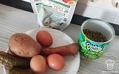 Подготовьте все ингредиенты. Морковь, картофель и яйца отварите.