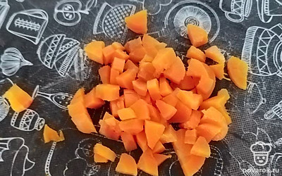 Морковь почистите и нарежьте кубиками.