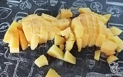 Картофель почистите и нарежьте кубиками.