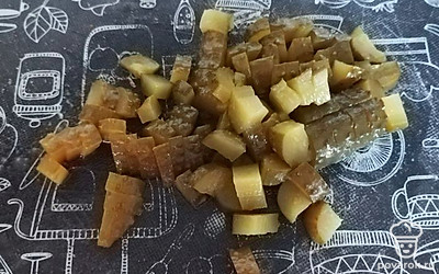 Огурцы тоже нарежьте кубиками.