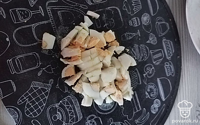 Нарежьте кубиками яйца. Старайтесь, чтобы все ингредиенты были одного размера.