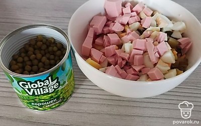 Все ингредиенты переложите в салатник, добавьте горошек.