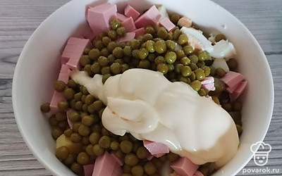 Посолите, добавьте майонез и хорошо перемешайте.