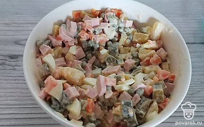 Можно дать салату настояться. А можно сразу подать к столу. Приятного аппетита.