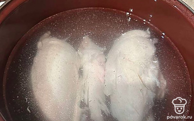 Куриную грудку положите в кастрюлю и отварите.