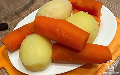 Картофель и морковь почистите.