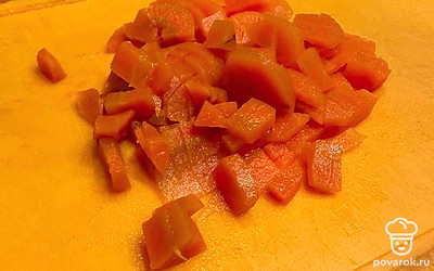 Кубиками нарежьте отварную морковь.