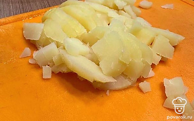 Кубиками нарежьте отварной картофель.