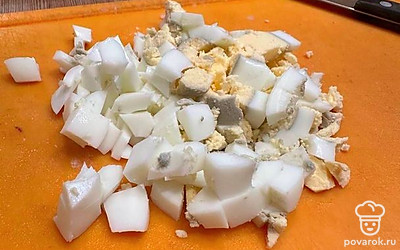 Яйца нарежьте кубиками.