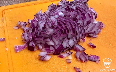 Мелко нарежьте репчатый лук.