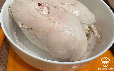 Куриную грудку мелко нарежьте.
