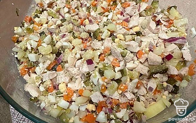 Все ингредиенты соедините в салатнике и заправьте майонезом.