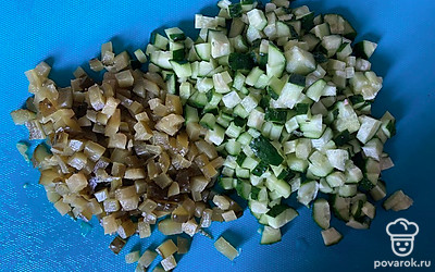 Огурцы нарежьте кубиками, семечки удалите.
