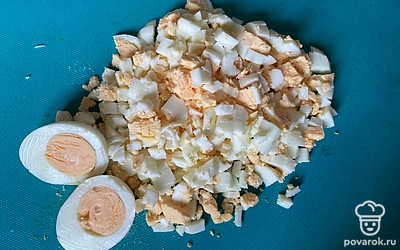 Яйца нарежьте.