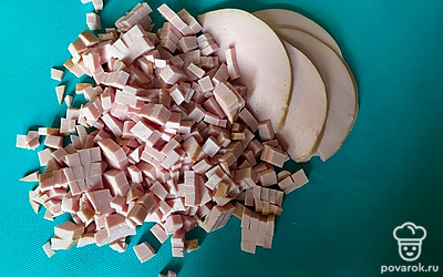 Вареную колбасу мелко нарежьте.