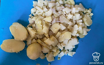 Картофель нарежьте кубиками.