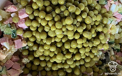 Смешайте все нарезанные ингредиенты, добавьте горошек и майонез.