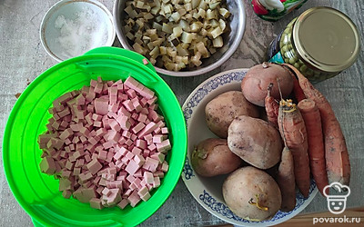 Подготовьте необходимые ингредиенты. Заранее отварите картошку, яйца и морковь. 