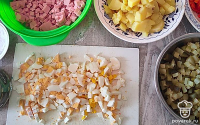 Накрошите все ингредиенты, кроме зеленого горошка, кубиками.