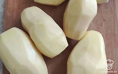 Берем картофель, моем, чистим. Отвариваем в большой кастрюле на среднем огне около 30 минут. 