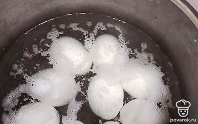 Наливаем холодную воду, достаем яйца из холодильника, варим на медленном огне 7-8 минут.