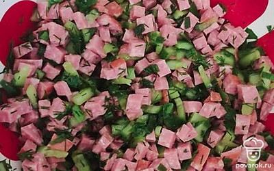 Пока все варится, мы берем огурец, колбасу и нарезаем на небольшие квадратики.