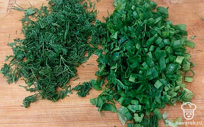 Моем лук и укроп, мелко нарезаем, слегка мнем. 