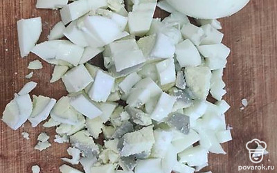 Остывшие вареные яйца нарезаем на небольшие кубики. 