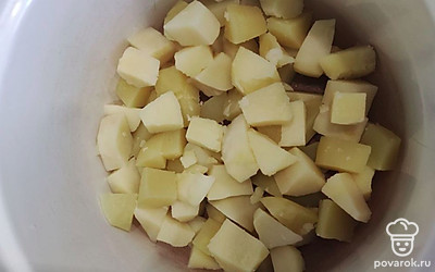 Вареную картошку остужаем, режем на кубики. 