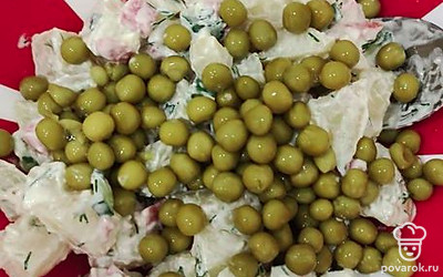 Получившийся салат перекладываем в салатник. Приятного аппетита! 