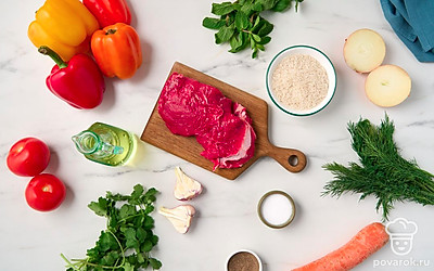 Помойте говядину, промокните ее бумажным полотенцем. Вымойте и почистите морковь, лук, чеснок и болгарский перец. Ополосните помидоры, кинзу, мяту и укроп, отделите листочки зелени от стеблей. Промойте рис до прозрачной воды. Вскипятите 2 стакана чистой воды. Также вам понадобятся терка, глубокая сковорода, широкий сотейник или казан с крышкой.