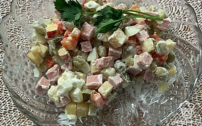 Вкусный салат оливье с вареной колбасой и зеленым яблоком — Рецепт с фото