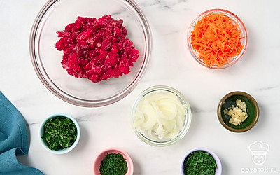 Нарежьте говядину очень маленькими кубиками. Мелко натрите морковь. Нашинкуйте лук полукольцами, затем нарежьте маленькими кусочками. Пропустите чеснок через пресс. Порубите кинзу, мяту и укроп.