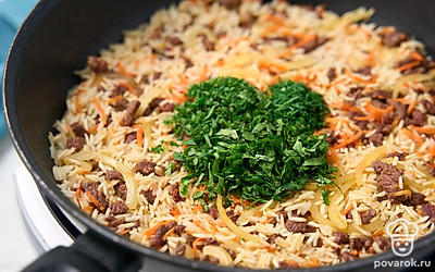 Всыпьте в начинку ¼ ч.л. соли, черный перец, нарезанные кинзу, мяту и укроп. Все перемешайте и снимите сковороду с огня.