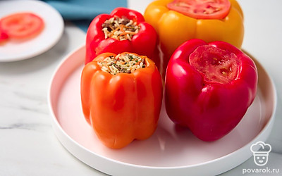 Начините получившейся мясной начинкой с рисом и овощами болгарские перцы. Нарежьте 1 помидор кружками, поместите кружки в отверстия перцев, полностью их закрывая.