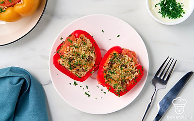 Подайте фаршированные перцы с соусом из мацони, измельченного чеснока и петрушки.