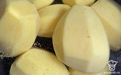 Чистим овощи, ставим варить картошку и яйца.