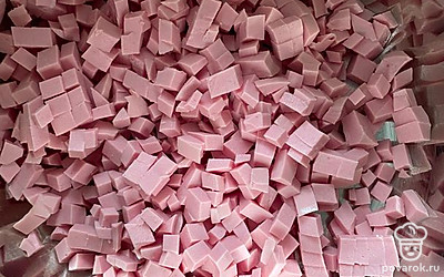 Режем колбасу кубиками.