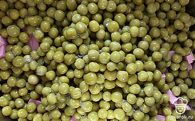 Добавляем заранее промытый горошек.