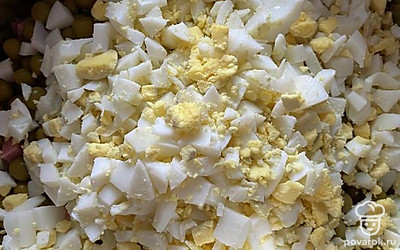 Добавляем яйца.