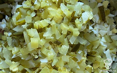 Далее режем соленый огурчик.