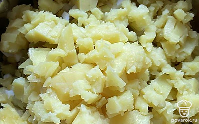 Добавляем картошку и майонез, солим по вкусу.