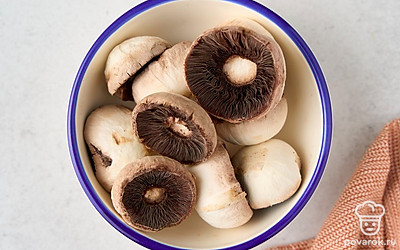 Из каждого шампиньона аккуратно вырежьте ножку.
