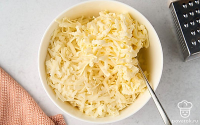 Натрите сыр и сливочное масло. Перемешайте их.