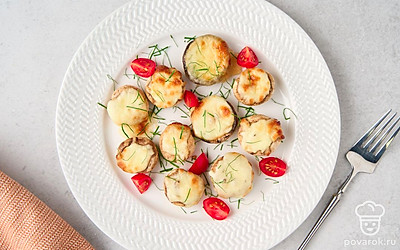 Выложите грибы на плоское блюдо, украсьте помидорами черри и укропом.