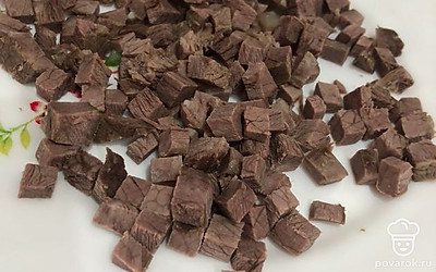 Говядину отварить до готовности, можно добавить в кастрюлю лавровый лист и тогда мясо будет ароматнее. Остудить. Мелко нарезать.