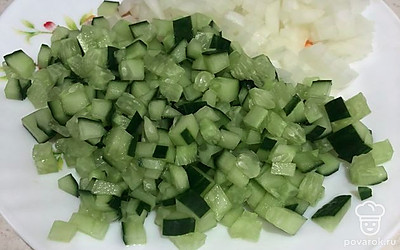 Огурцы хорошо промыть, лук очистить от шелухи. Мелко нарезать.