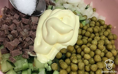 С гороха слить воду и все ингредиенты соединить в большой миске. Посолить, заправить майонезом. Все тщательно перемешать. 