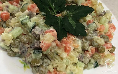 Подавать холодным. Можно украсить зеленью.