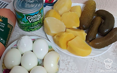 Подготовить все ингридиенты: картофель, яйца отварить, остудить, почистить.